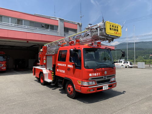 梯子車の写真（鳴子消防署）