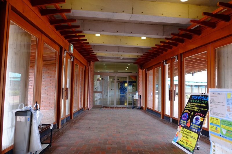 プラネタリウム館・多目的ホール側入口（左）