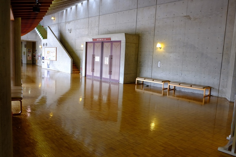 ホワイエ2（多目的ホール側）